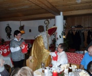 Der Nikolaus verteilt seine Gaben